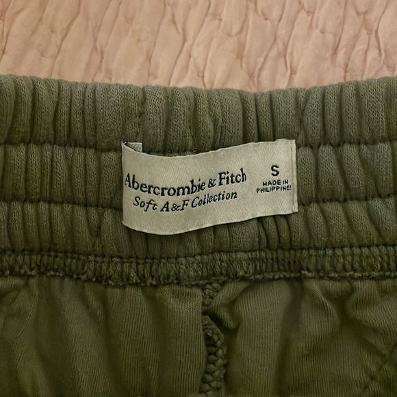 Abercrombie Quilted Olive Lounge Shorts - Picture 4 of 5